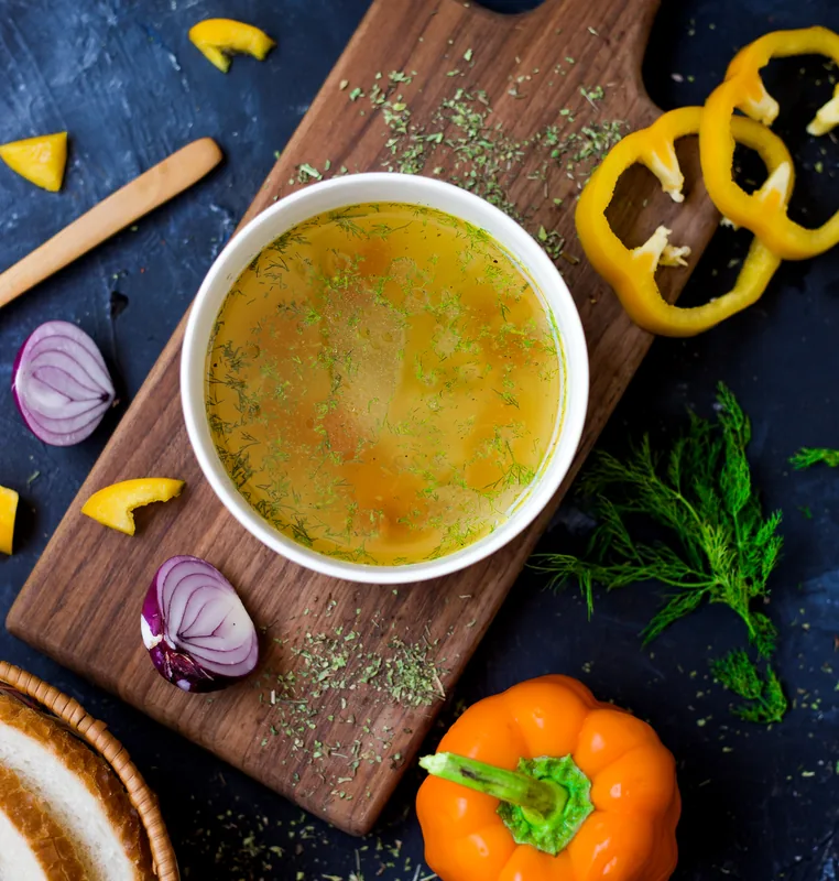 Consomé de pollo preparado con ingredientes La Santa Maria